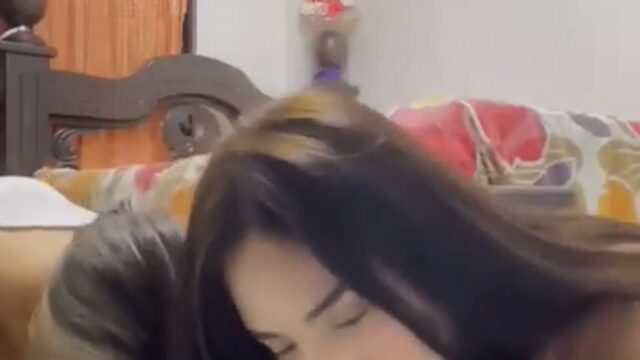 Amigas pagando peitinho em live